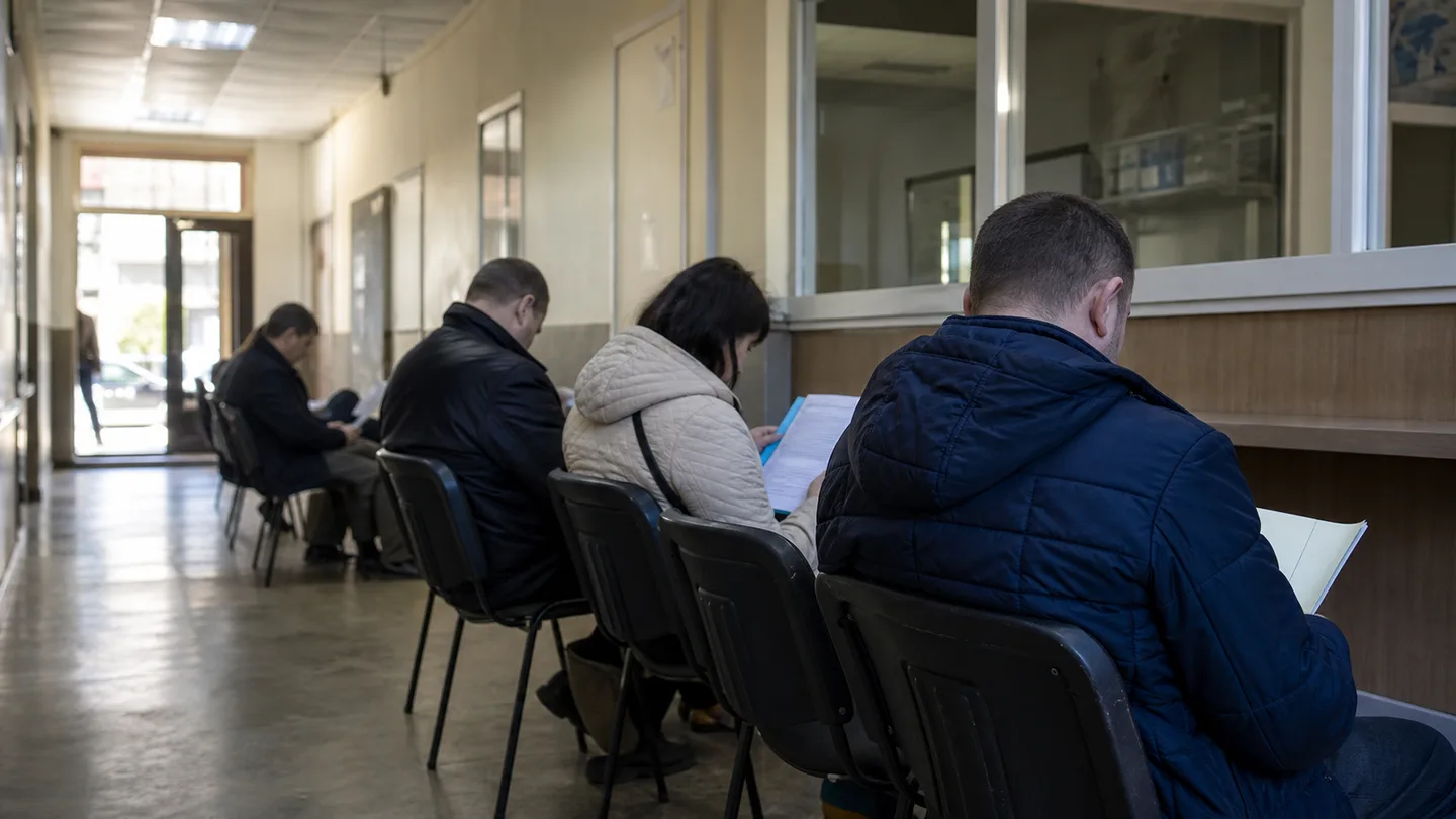 Черга людей з документами в залі відділу поліції