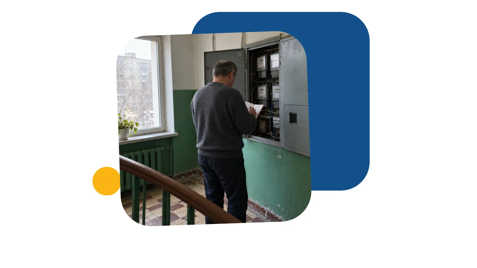 Чоловік зі спини стоїть біля відчиненого електрощитка на сходовому майданчику багатоповерхівки і записує показання в блокнот