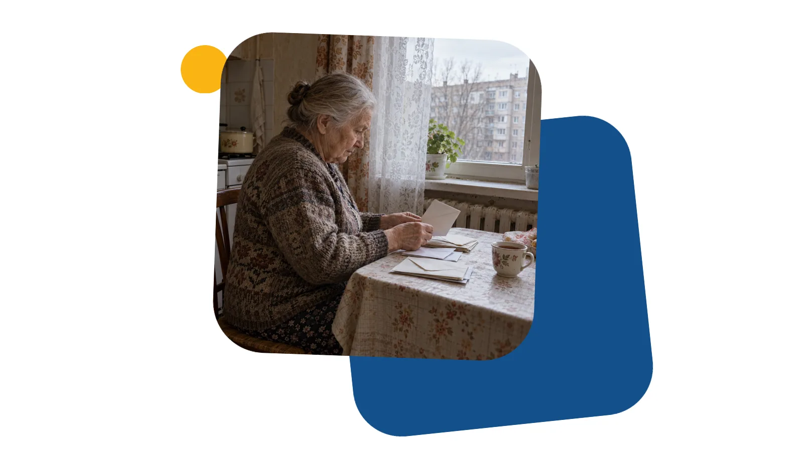 Літня жінка за кухонним столом біля вікна розбирає конверти з поштою