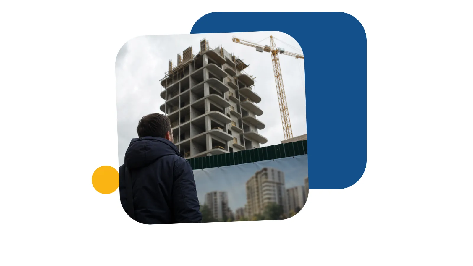 Мужчина в куртке смотрит на стройплощадку с башенным краном сквозь забор