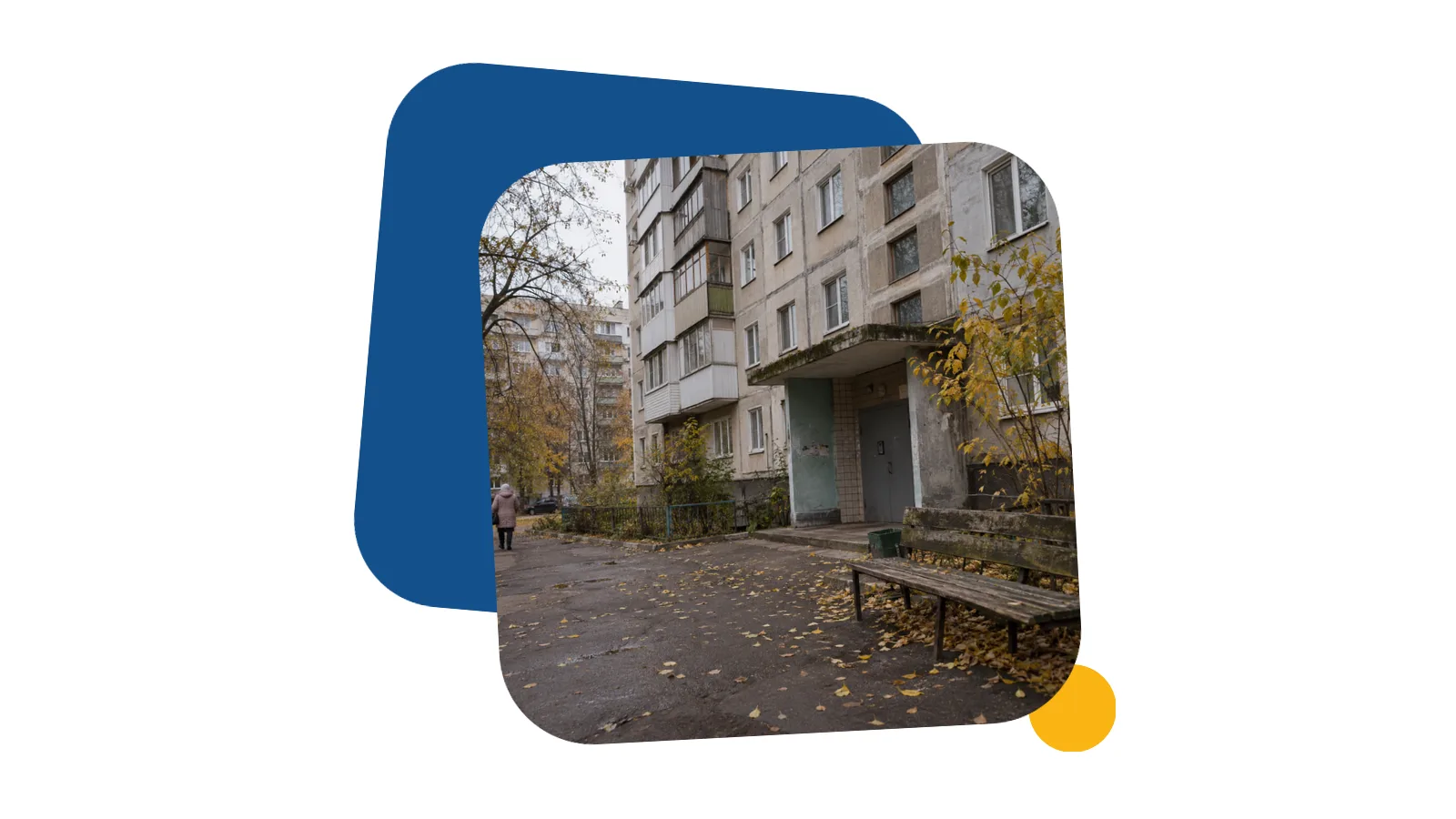 Стара панельна багатоповерхівка у спальному районі, на передньому плані вхід до під'їзду з лавкою