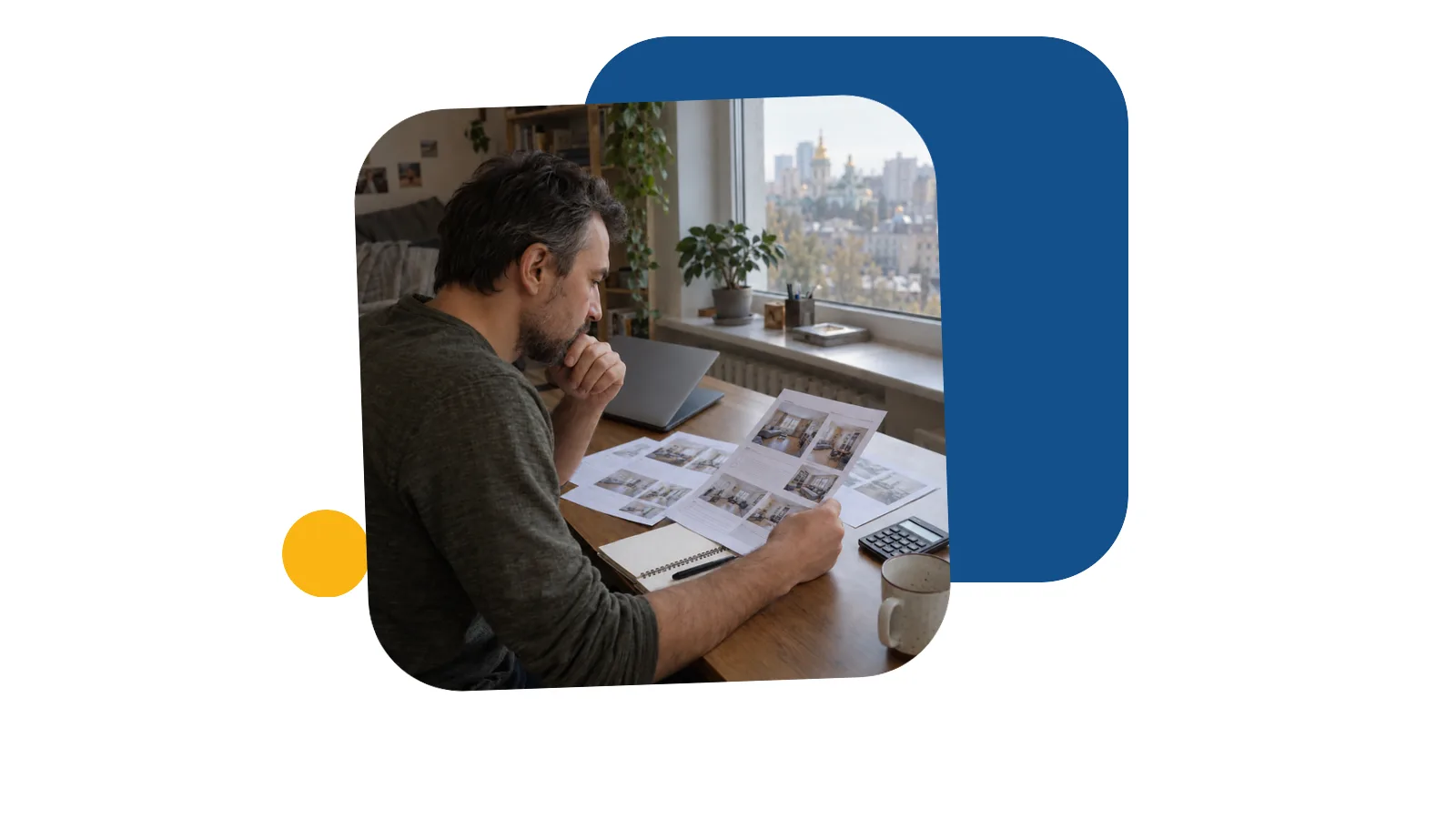 Чоловік за столом біля вікна порівнює роздруковані оголошення про оренду з блокнотом і калькулятором