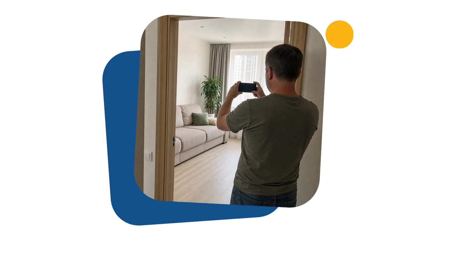 Мужчина фотографирует на телефон светлую гостиную подготовленной к сдаче квартиры